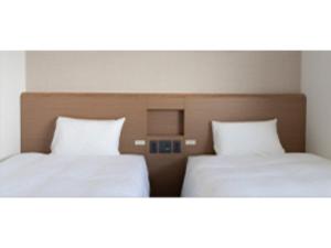 名古屋R&B Hotel Nagoya Ekimae - Vacation STAY 38775v的两张睡床彼此相邻,位于一个房间里