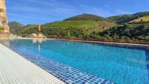 福斯图阿卡萨都图阿酒店的一座大游泳池,后面是群山