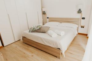 滨海波利尼亚诺Pausa Mare Apartment的一间卧室配有带白色床单和枕头的床。