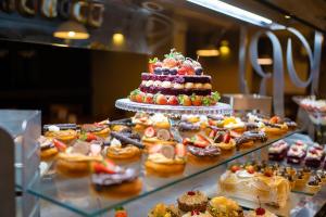 皮拉图巴Hotel Rouxinol的展示盒,包括蛋糕和许多糕点