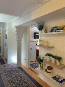 萨拉热窝Guesthouse Kod Keme的客厅里设有柱子和植物