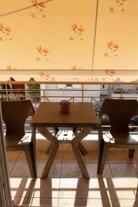 迈索隆吉翁Langi Apartments的一张木桌和两张椅子