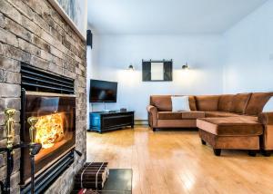 蒙特朗布朗Le Champetre Tremblant 2bdrs Condo W Fireplace的带沙发和壁炉的客厅