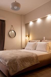 迈索隆吉翁Langi Apartments的卧室配有带白色枕头的大床