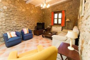 卡普德佩拉Sa Torre II的客厅配有家具和石墙