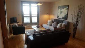 卡迪夫夜空服务式公寓的客厅配有沙发和桌子
