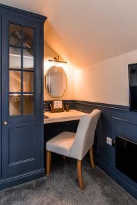 哈沃斯Weavers Guesthouse by Weavers of Haworth的客房设有带椅子和镜子的书桌