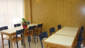 巴黎德沃奇酒店的一间带桌椅的用餐室和窗户。