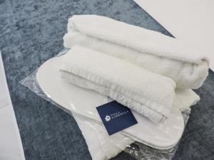 圣安吉洛Villa Gabriella - Rooms & Breakfast的盘子上方的一堆毛巾