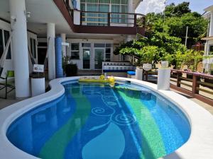 埃斯孔迪多港Casa Mia的房屋中间带滑梯的游泳池