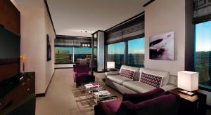 拉斯维加斯瓦达拉酒店&拉斯维加斯阿瑞亚Spa的带沙发、椅子和窗户的客厅