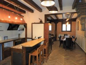 锡古恩萨Casa rural El Rincón de las Estrellas的一间设有酒吧和桌椅的用餐室