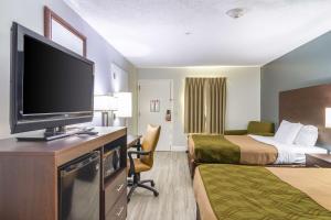 布伦瑞克不伦瑞克伊克诺旅馆的酒店客房设有两张床和一台平面电视。
