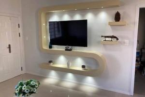 派桑杜RELAX III的客厅设有壁挂式平面电视。