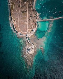 迈索尼Eleni Suites Methoni的海洋岛屿的空中景观