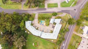 伍尔古尔加Woolgoolga Coast Motel的街道上建筑物的顶部景观