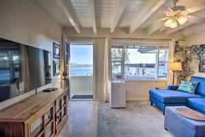 圣地亚哥Mission Point, San Diego Hub - 1 Block to Beach!的客厅配有蓝色的沙发和电视