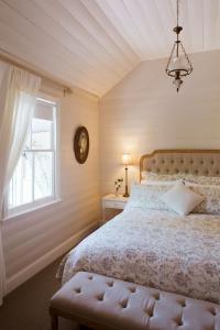 黑荒地拉兰吉精品度假屋的一间卧室设有一张床和一个窗口
