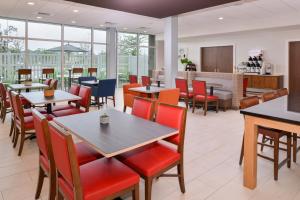 Holiday Inn Express & Suites - St. Petersburg - Madeira Beach, an IHG Hotel餐厅或其他用餐的地方