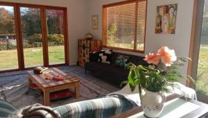 WaikukuRose & Stream Retreat的客厅配有沙发和桌子