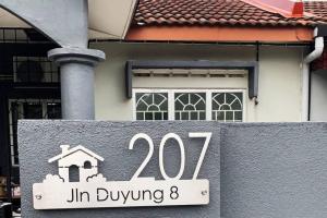 芙蓉STAY N REST SWEET HOME Duyung 207的书写着金购书的招牌的房子