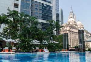 广州广州卓美亚酒店的一座位于城市中心的游泳池,