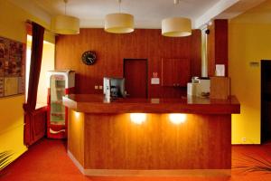 哈拉霍夫哈拉霍夫酒店的厨房配有带冰箱的木制柜台