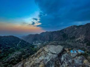 奈尼塔尔Ayar Jungle Resort的从山顶欣赏日落美景