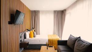 克莱佩达Jono kalnelis Apartments的酒店客房,配有床和沙发