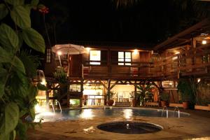 乌巴图巴奥西达多斯布吉奥斯旅馆的一座晚上设有游泳池的房子