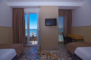 斯特鲁加Vila Europa的酒店客房设有两张床,享有海景。