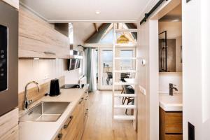 赞德沃特Thalassa Beach Houses的一间带白色柜台和大窗户的厨房