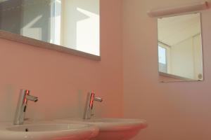 WarstiensDe Greide- Camping Buorren1的浴室设有2个水槽和镜子