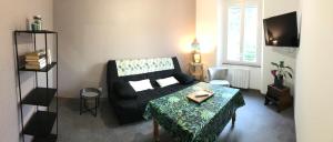 阿列日河畔的塔拉斯孔Appartement Tarascon sur Ariège的客厅配有沙发和桌子
