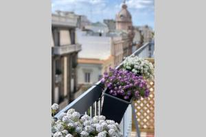 巴里laus via sparano - lux & design mini的栏杆上花盆里放着鲜花的阳台