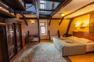 布拉索夫卡萨瓦格纳酒店的一间卧室配有一张床和一张书桌