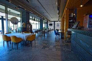 斯特鲁加Vila Europa的餐厅内带桌椅的用餐室