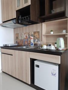 日惹Apartemen Taman Melati Sinduadi 60的厨房配有水槽和台面