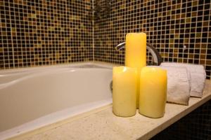 台南塔木德酒店Classic 台南台南馆的浴缸顶部的黄色蜡烛