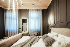 纳夫普利翁Espero Royal Stay的卧室配有白色的床和窗户。