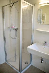 格洛韦格尼海景酒店的带淋浴和盥洗盆的浴室