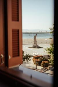 纳夫普利翁Espero Royal Stay的从窗户可欣赏到海滩美景