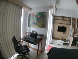 Apartemen Taman Melati Sinduadi 61的电视和/或娱乐中心