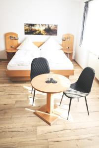 艾夏瓦纳旅馆酒店的卧室配有一张床和一张桌子及椅子