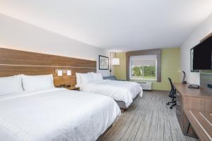 埃尔克哈特Holiday Inn Express & Suites - Elkhart North, an IHG Hotel的酒店客房设有两张床和一台平面电视。