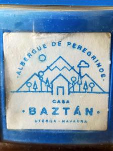 UtergaALBERGUE CASA BAZTAN的停车计时器上的一个蓝白标签