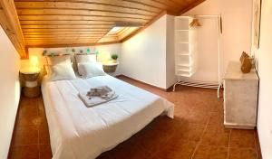 阿尔热祖尔Apartment Praia Arrifana with BALCONY and SEA VIEW的卧室配有一张白色大床