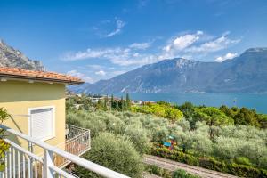 利莫内-苏尔加达Hotel Casa Piantoni的享有湖泊和山脉美景的阳台。