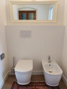 普拉托Castle Rooms的浴室配有白色卫生间和盥洗盆。