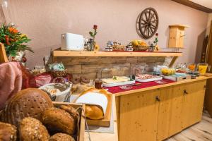 施伦斯Haus Stüttler/Duchscherer的厨房配有带面包和其他食品的柜台